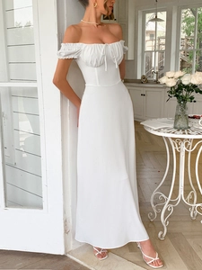 Elegante abito lungo bianco con spalle scoperte, corpino arricciato e maniche a balze