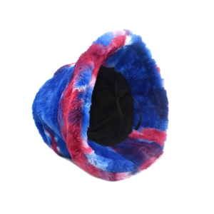 Détail du chapeau bob en peluche tie-dye coloré montrant la texture et le cordon interne