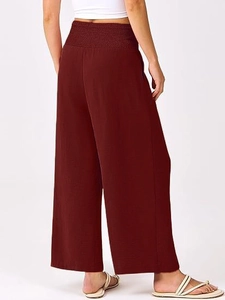 Détails de la taille haute élastique et texture du pantalon large en rouge vin