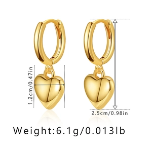 Detailed view of 18K gold heart earrings with exact dimensions 2.5cm height and weight