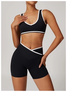 Détail du short de yoga taille haute avec taille croisée et liseré blanc contrasté