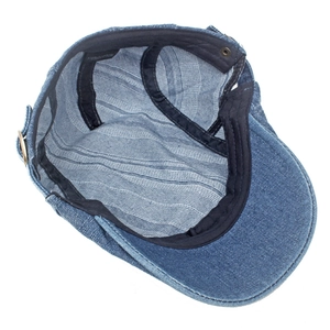 Dettaglio cappello in denim lavato con fodera interna, etichetta in cotone e cuciture