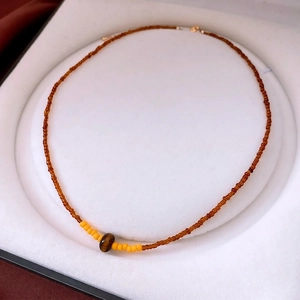 Collier vintage en perles d'oeil de tigre et verre marron avec fermoir doré chic