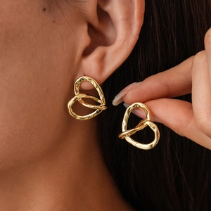 Eleganti orecchini a cuore irregolare placcati oro 18k per donna in uno stile metallico chic