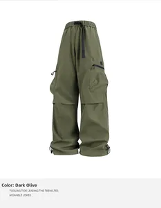 Detalle de pantalones cargo verde militar con bolsillos laterales y cordón ajustable