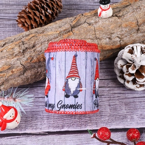 Détail du ruban de Noël avec motif gnome et texte sur un fond en bois décoratif