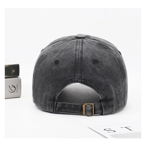 Vue détaillée de la casquette en coton délavé avec boucle réglable et texture vintage