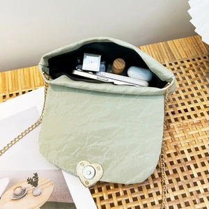Sacoche texturée vert menthe avec boucle cœur dorée et bandoulière chaîne femme