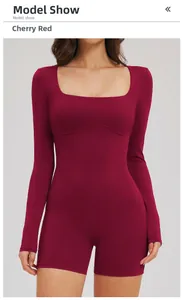 Détail du body sport rouge cerise avec encolure carrée et coutures de contouring