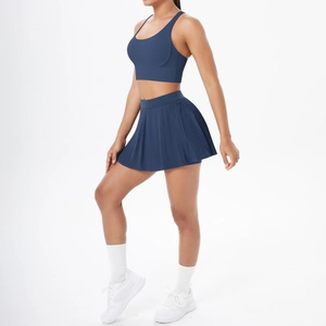 Détail de l'ensemble brassière de sport bleu marine et jupe de tennis plissée pour fitness
