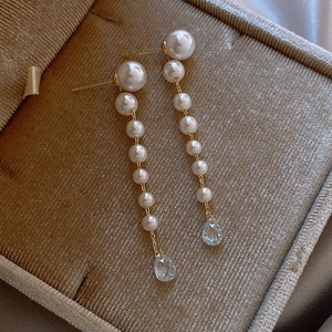 Boucles d'oreilles dorées avec perles en cascade et goutte de cristal en coffret