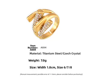 Vue détaillée de la bague croisée irrégulière avec incrustation de zircone en acier titane