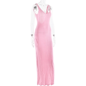 Détail d'une robe longue en maille rose montrant la texture fine et le décolleté en V