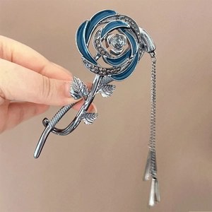 Détail de la pince à cheveux rose argentée avec émail bleu et strass scintillants