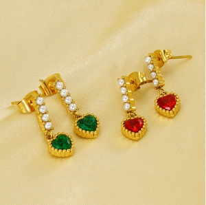 Dettaglio di orecchini a cuore in zircone placcati oro 18K con perle e finitura vintage