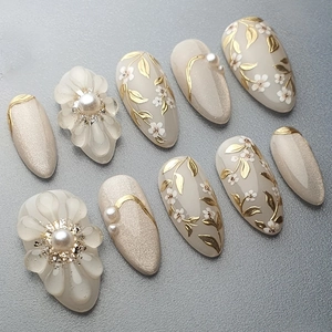 Faux Ongles Cat Eye Longs Amande Avec Décorations Florales 3D Feuille D'or Künstliche Perle Style Français Élégant Pour Femmes