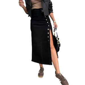 Jupe midi en jean noir à taille haute avec fente latérale boutonnée et coupe ajustée
