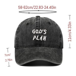 Détail de la broderie God's Plan sur casquette de baseball en denim gris foncé délavé