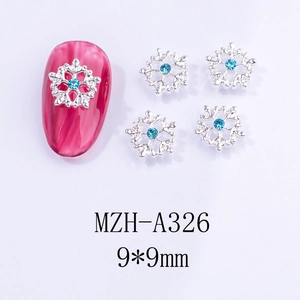 Dettaglio macro del ciondolo per unghie a fiocco di neve argento 9x9mm con strass