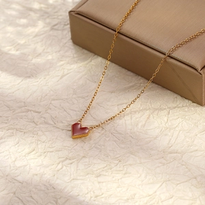 Collier À Pendentif Cœur Vintage Plaqué Or 18K Acier Inoxydable Émail Rouge Bordure Milgrain Style Français Bijou Élégant