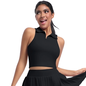 Détail d'un haut court à col polo noir et d'une jupe de sport plissée en tissu élastique