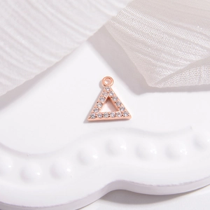 Makro-Detail von Dreieck-Anhänger mit Roségold-Finish und weißen Zirkonia-Steinen