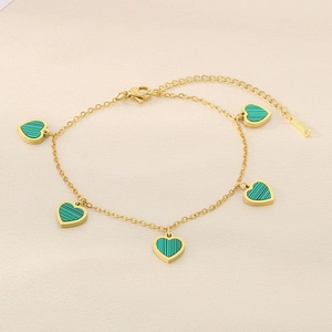 Dettaglio ravvicinato del bracciale placcato oro 18 carati con cinque cuori verdi