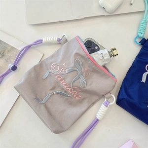 Vue de dessus de l'intérieur du sac en toile contenant un smartphone et une crème
