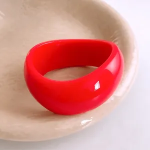 Minimalistischer roter Acryl-Armreif mit Hochglanz-Finish und modernem, kräftigem Design