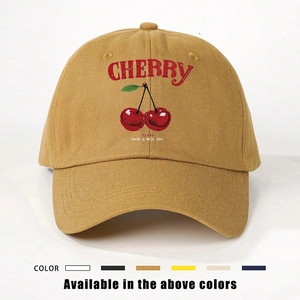 Détail de la casquette en coton jaune moutarde avec imprimé cerise rouge et slogan