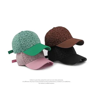 Lot de quatre casquettes de baseball à fleurs en vert, violet, marron et noir