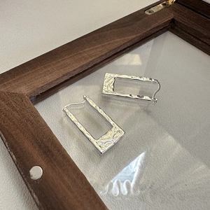 Orecchini a cerchio rettangolari in argento sterling S925 con texture a martello