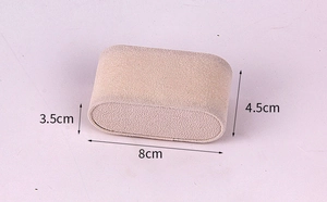Dettaglio del cuscino portagioie in velluto beige con dimensioni 3.5x8x4.5cm