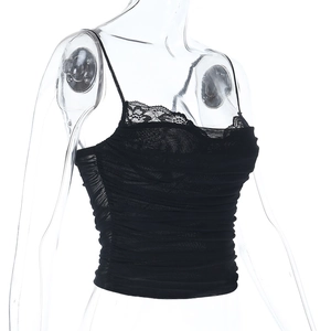Détail du caraco noir en tulle avec bordure en dentelle et coupe courte cintrée élégante
