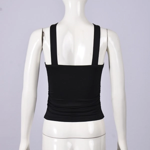 Detaillierte Rückansicht eines schmal geschnittenen schwarzen ärmellosen Crop-Tops für Damen