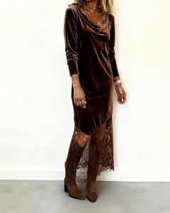 Détail de robe élégante en velours marron avec ourlet en dentelle asymétrique et col drapé
