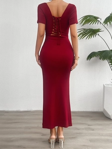 Dettaglio dell'elegante design con lacci sulla schiena di questo abito lungo bordeaux