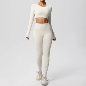 Detail of high-waisted yoga leggings with functional side pockets and smooth fabric