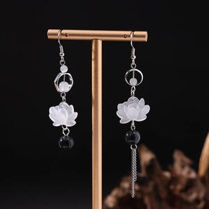 Boucles d'oreilles lotus New Chinese avec perles asymétriques et longs pompons en argent