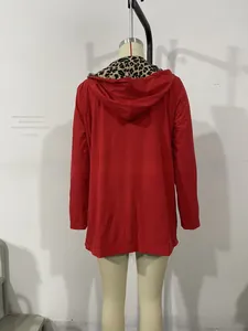 Detail der roten Kapuzenjacke mit Leopardenmuster-Futter und langem Schnitt für Winter