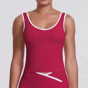 Détail du débardeur de sport carmin avec bordure blanche et tissu brossé respirant