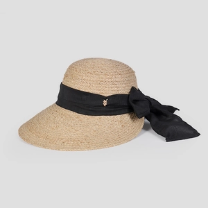 Détail du chapeau en paille de raphia avec ruban noir, noeud élégant et logo doré en métal