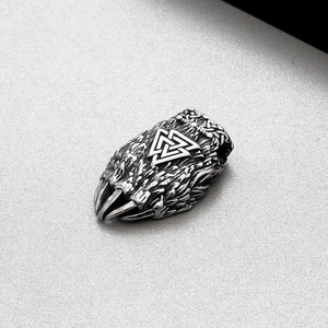 Détail de pendentif patte d'ours viking en acier inoxydable avec symbole Valknut