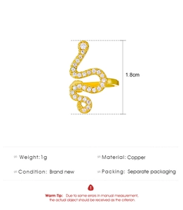 Dettaglio del ear cuff a serpente dorato con zirconi bianchi e misura di taglia 1,8 cm