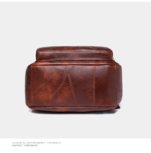 Nahaufnahme des braunen Vintage-Lederrucksackbodens mit Ziernähten und Lychee-Struktur