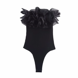 Body sexy noir en maille côtelée avec des volants en organza superposés sur l'encolure