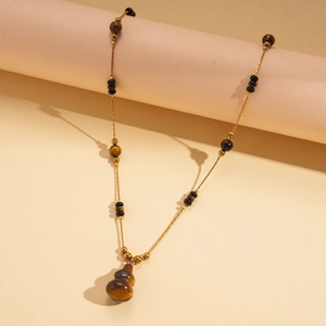 Détail du collier plaqué or 18 carats avec pendentif gourde en œil de tigre et perles