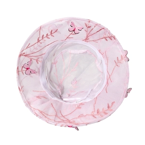 Détail d'un chapeau de soleil en dentelle rose avec papillons 3D et broderie florale
