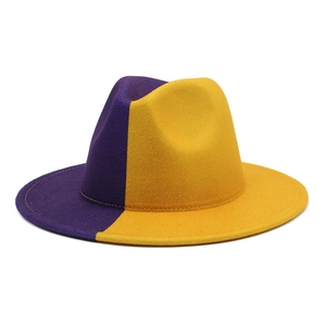 Détail du chapeau fedora bicolore violet et jaune en feutre avec bord plat élégant