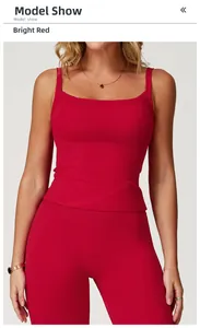 Détail d'un ensemble de yoga rouge avec brassière à fines bretelles et legging taille haute